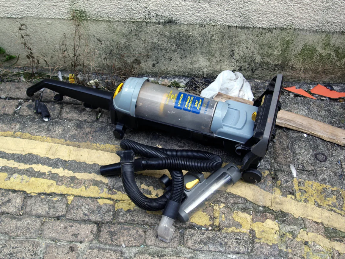 How to Properly Dispose of a Vacuum Cleaner and Identify Hazardous Materials