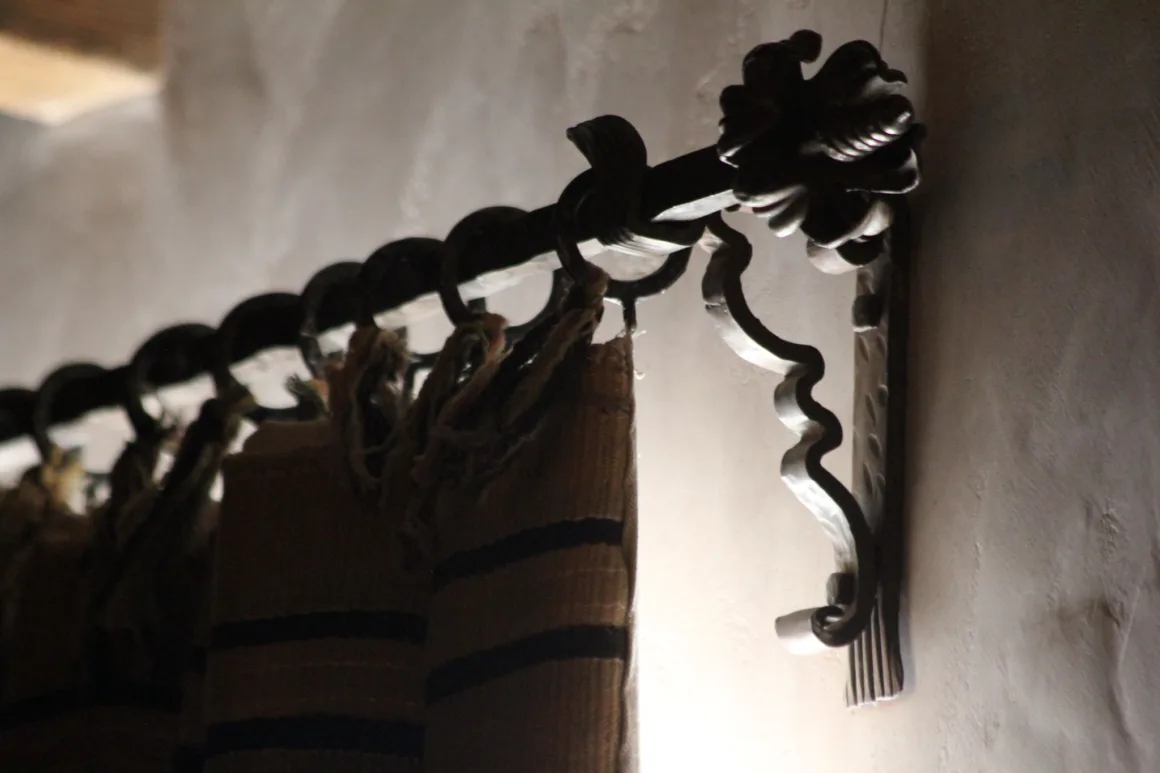 featured image - Choosing the Perfect Curtain Rod